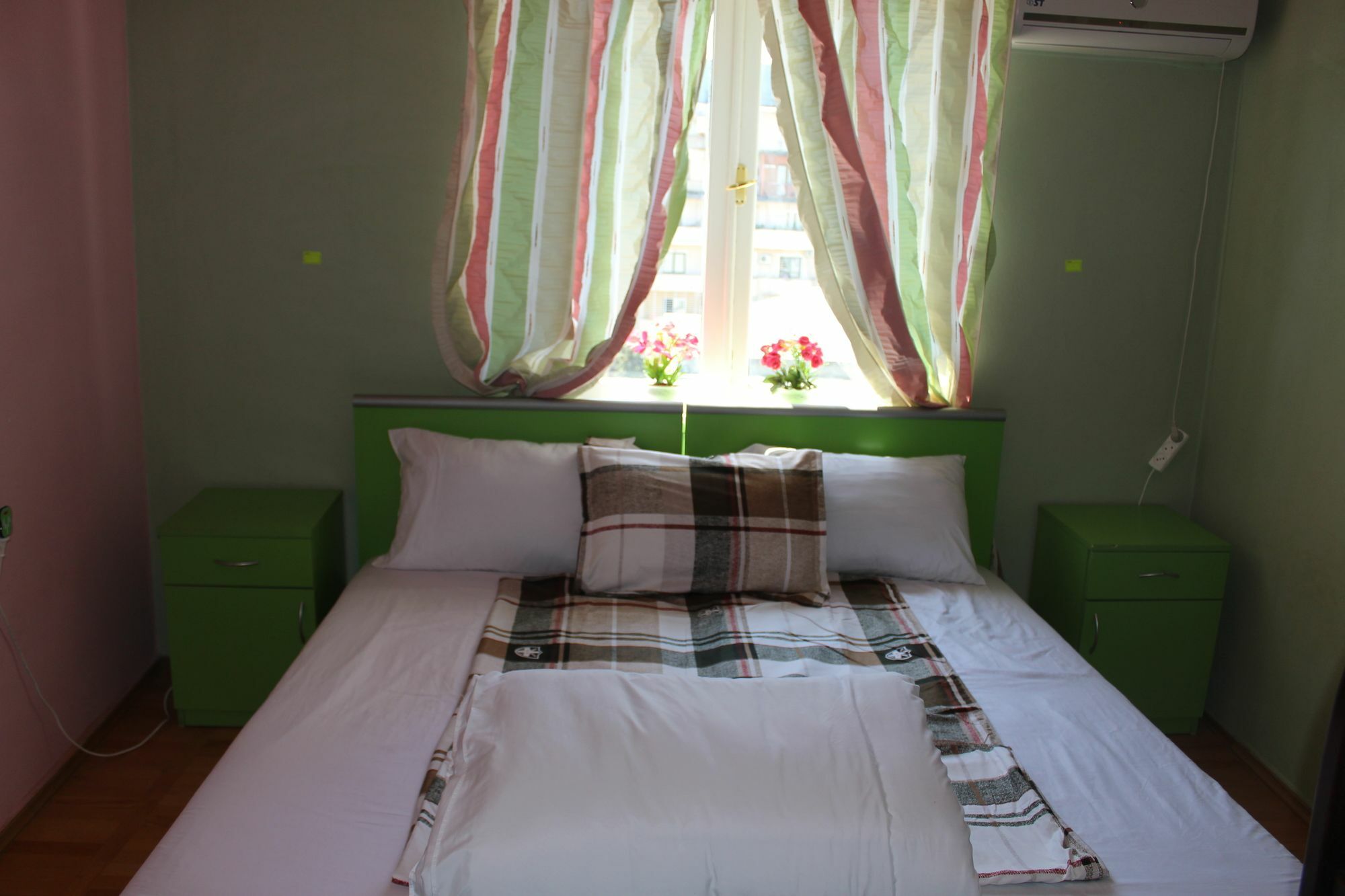 Herrmas Hostel Тбилиси Экстерьер фото