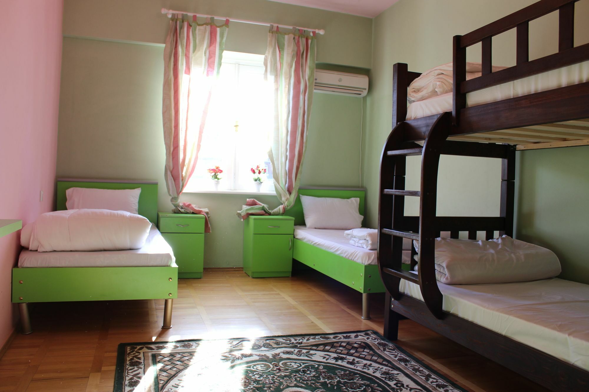 Herrmas Hostel Тбилиси Экстерьер фото